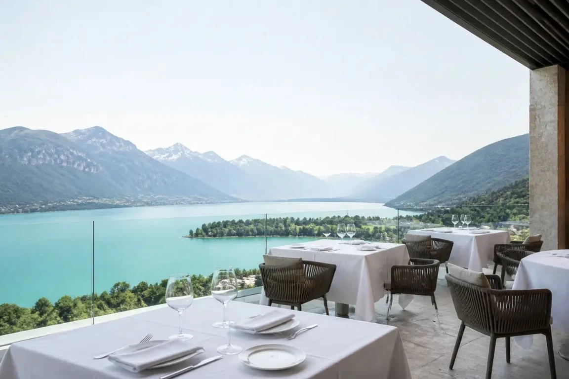 Restaurant annecy vue lac depuis une terrasse panoramique au-dessus du lac d’Annecy