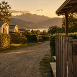 Camping la ferme lac annecy : terrasse et mobil-homes au coucher du soleil