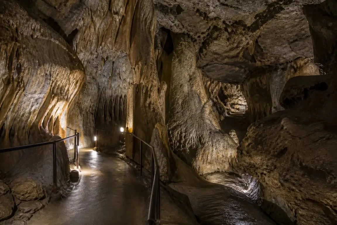 Galerie souterraine aménagée des grottes Seythenex